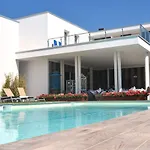 Maximilian 3* Μπαρντολίνο