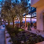 Maximilian 3* Μπαρντολίνο
